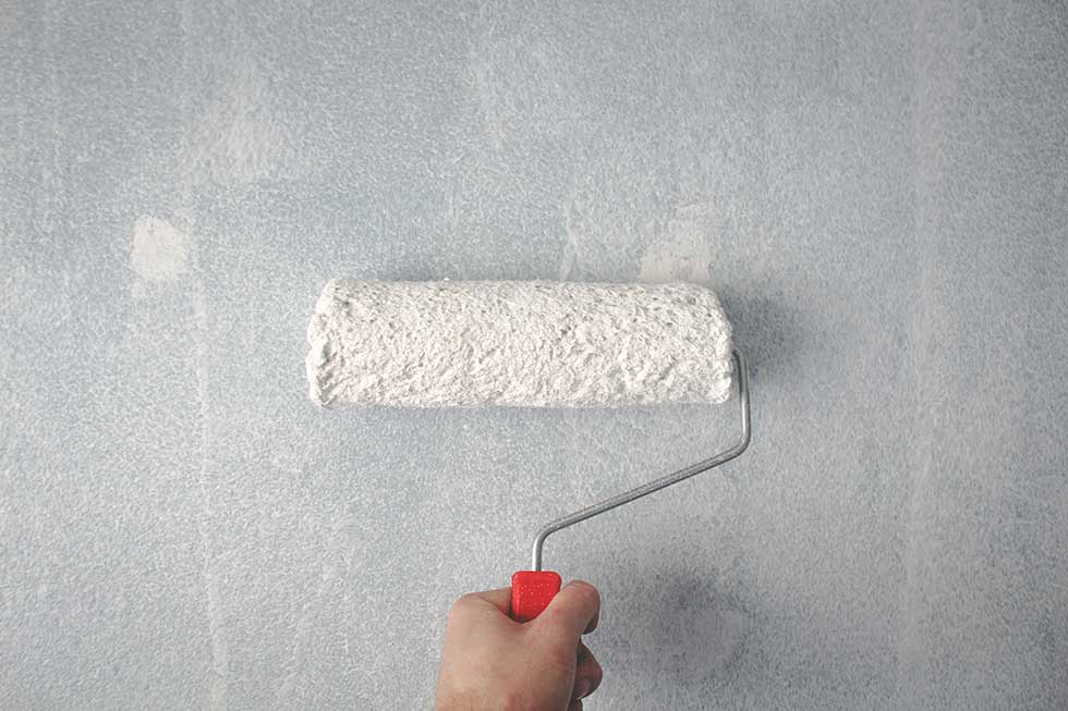 krečenje zida u belu boju